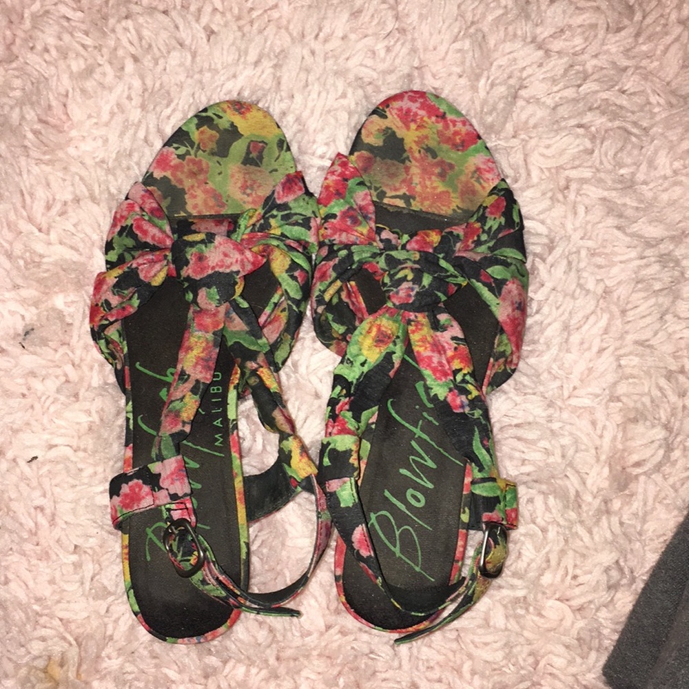 Floral pattern slight heel